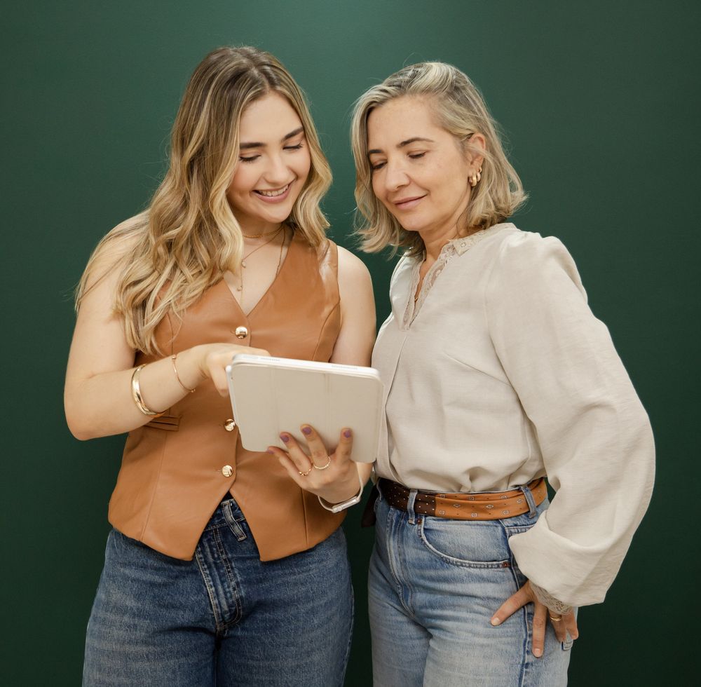 Gabriela e Vanessa olhando uma simulação no tablet